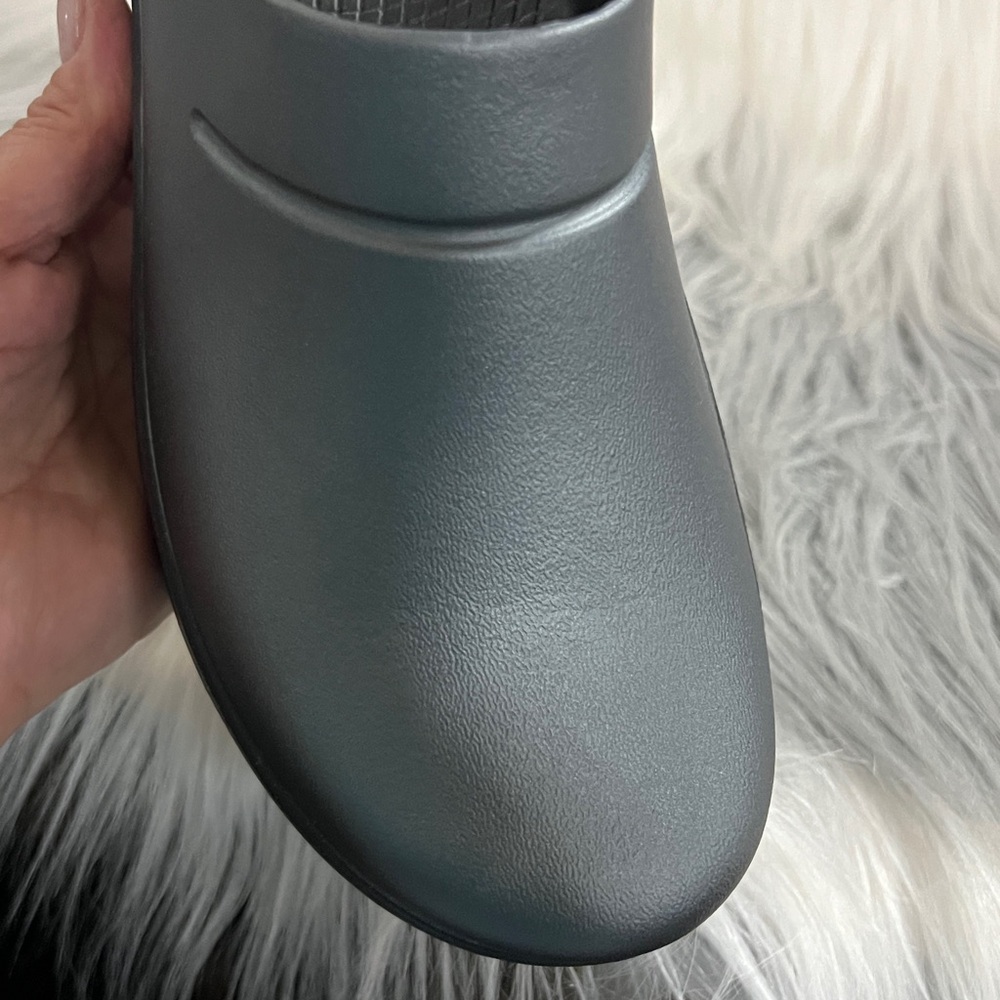 Oofos Slip-On Clogs - Picture 6 of 6